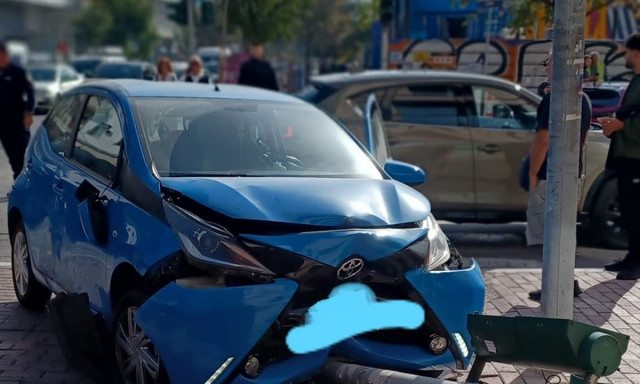 Θεσσαλονίκη: Αυτοκίνητο έπεσε πάνω σε φανάρι μετά από σύγκρουση με άλλο Ι.Χ