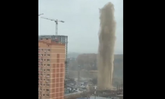 Μόσχα: Σωλήνας έσπασε και εκτόξευσε απόβλητα σε ύψος ενός 10όροφου κτιρίου
