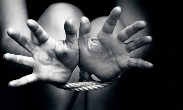 Τον δρόμο για τη φυλακή πήρε το ζευγάρι που εξέδιδε την 25χρονη