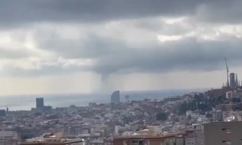 Ισπανία: Πλημμύρες και ανεμοστρόβιλος και στη Βαρκελώνη