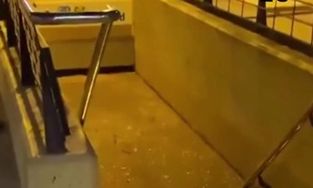 Ισπανία: Συγκλονιστικές εικόνες από το μετρό της Βαλένθια – Η αποβάθρα «χάθηκε» στα νερά