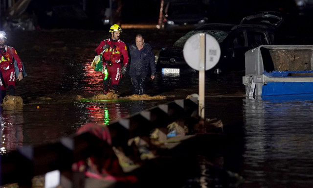 Νύχτα αγωνίας στην Ισπανία: Αγώνας δρόμου των σωστικών συνεργείων στην κατεστραμμένη Βαλένθια