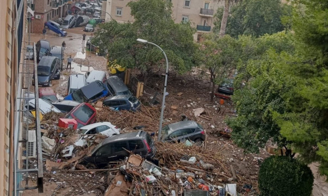 Βαλένθια: Ψάχνουν σε παραλίες και αυτοκίνητα για αγνοούμενους - Χιλιάδες εθελοντές καθαρίζουν λάσπες