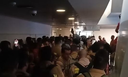 Οι εποχικοί πυροσβέστες «μπούκαραν» στο Υπουργείο - «Δεν αποχωρούν» μέχρι αύριο (vid)