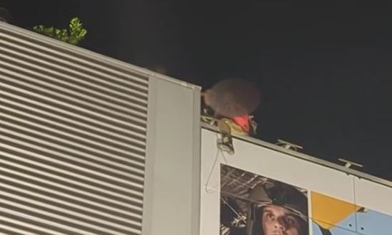 «Θρίλερ» στο υπουργείο Πολιτικής Προστασίας: Εποχικός πυροσβέστης απειλεί να αυτοκτονήσει (vid)