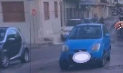 Ασυνείδητος οδηγός πάρκαρε στη μέση του δρόμου και εξαφανίστηκε