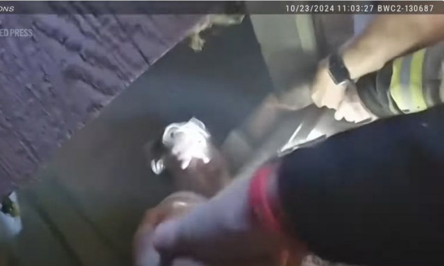 ΗΠΑ: Βίντεο από κάμερα σώματος δείχνει την αστυνομία να σώζει γυναίκα από φλεγόμενο σπίτι