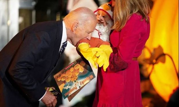 Τζο Μπάιντεν: Δάγκωσε στο πόδι ένα μωρό...ντυμένο κοτόπουλο - Το τελευταίο του Halloween στον Λ.Οίκο