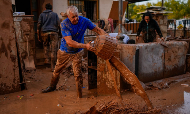 Liveblog: Λιγοστεύουν οι ελπίδες για επιζώντες στη Βαλένθια - Στους 95 οι νεκροί από τη θεομηνία