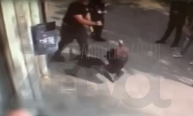 Μενίδι: Βίντεο ντοκουμέντο - Η στιγμή που ο 18χρονος σπρώχνει την ηλικιωμένη