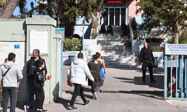 Νεκρός πεντάχρονος από πυροβολισμούς στο Μαρκόπουλο - Θρήνος συγγενών έξω από το «Αγλαΐα Κυριακού»