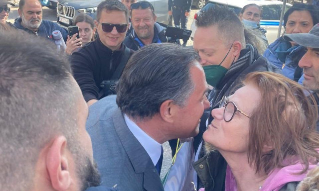 Ο Άδωνις Γεωργιάδης φίλησε διαδηλώτρια – «Είσαι πιο όμορφος από κοντά» (βίντεο)