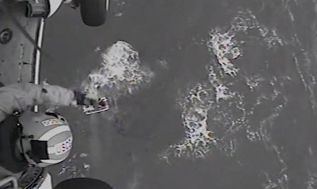 Αλάσκα: Άνδρες του Λιμενικού διασώζουν άνδρα και γάτα που παρασύρθηκαν από τα μανιασμένα κύματα