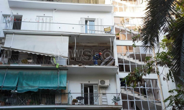 Αμπελόκηποι: Όπλα και κινητά τηλέφωνα στο μικροσκόπιο των Αρχών μετά την έκρηξη