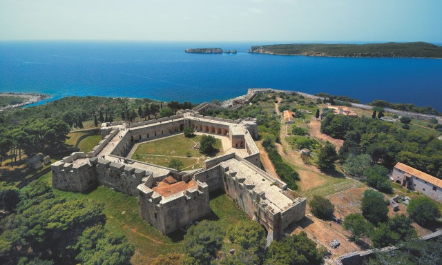 Νιόκαστρο: Το εντυπωσιακό κάστρο της Πύλου με την υπέροχη θέα