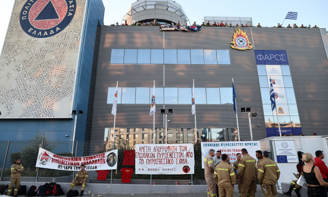 Εποχικοί πυροσβέστες: «Δεχθήκαμε αδικαιολόγητη βία» - «Μας επιτέθηκαν» η απάντηση της ΕΛΑΣ