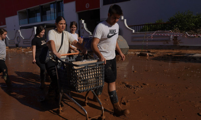 Ρημαδιό ζωή και σπίτια στη Βαλένθια: «Πετάμε τα πάντα», κραυγάζουν απελπισμένοι οι κάτοικοι