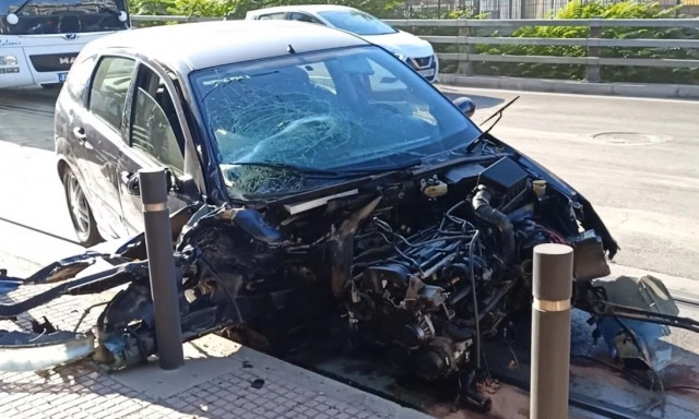 Σοβαρό τροχαίο στο Φάληρο: Αυτοκίνητο σύρθηκε 50 μέτρα - Σμπαράλια στις γραμμές του τραμ