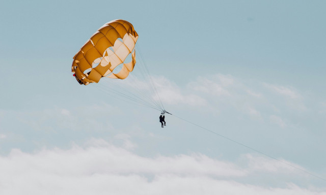Πρέβεζα: Αλεξιπτωτιστής εγκλωβίστηκε κατά την προσγείωση σε κλαδιά σε ύψος 7 μέτρων