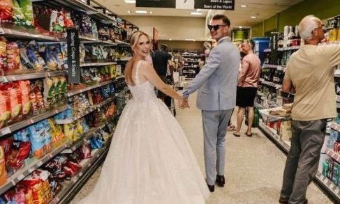 Ζευγάρι έκανε τη γαμήλια φωτογράφισή του στον διάδρομο του σούπερ μάρκετ που γνωρίστηκε