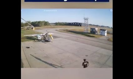 Τέξας: Η στιγμή που ελικόπτερο στριφογυρίζει εκτός ελέγχου και πέφτει πάνω σε αεροπλάνο