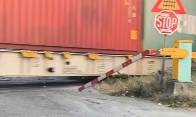 Θεσσαλονίκη: Διαλυμένη η μπάρα στη διάβαση τρένων στα ΚΤΕΛ «Μακεδονία»