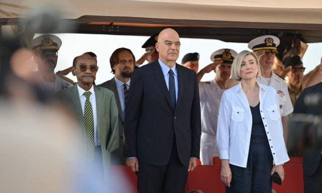 Η Ελλάδα παραλαμβάνει την εν πλω Διοίκηση της επιχείρησης ΑΣΠΙΔΕΣ - Δένδιας: Ιστορική στιγμή