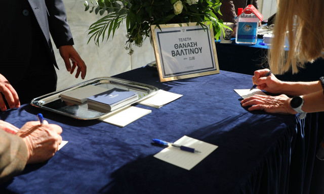 Συγκίνηση στην κηδεία του Θανάση Βαλτινού - Το τελευταίο «αντίο» στον σπουδαίο συγγραφέα