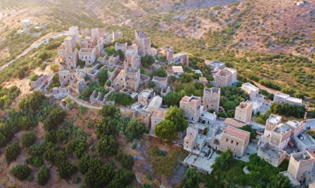 Η θρυλική πυργοπολιτεία της Μάνης με τα γραφικά σοκάκια που σε ταξιδεύουν στο παρελθόν