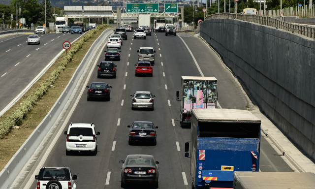 Κίνηση: Σημαντικές καθυστερήσεις στο Λεκανοπέδιο - Πού έχει «κολλήσει» η κυκλοφορία