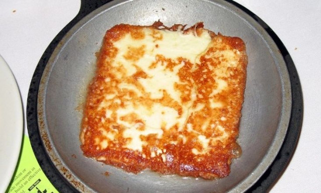 Taste Atlas: Το σαγανάκι «σκαρφάλωσε» στην κορυφή των καλύτερων πιάτων με τυριά