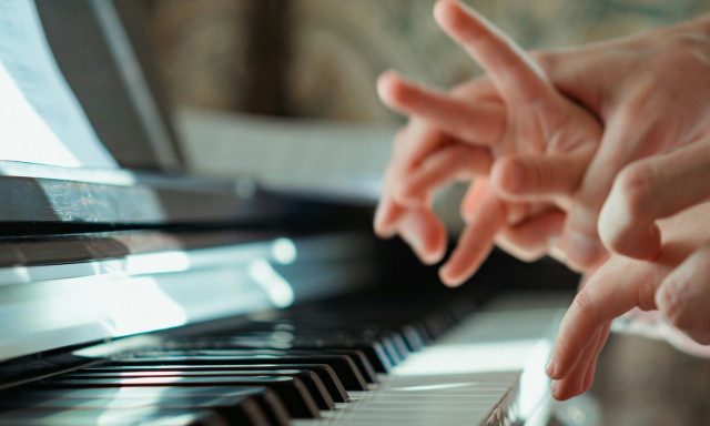 Νεαρή καταγγέλλει καθηγητή μουσικής για ασέλγεια όταν ήταν ανήλικη