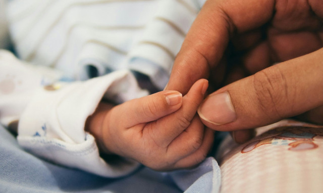 Χριστουγεννιάτικο «θαύμα» στην Ιταλία: Πώς Έλληνας πατέρας χάρισε ζωή στην 11 μηνών κόρη του