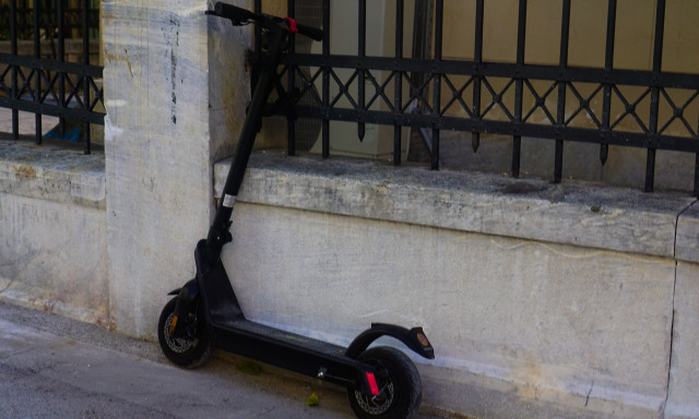 Λάρισα: Πατίνι παρέσυρε και τραυμάτισε εννιάχρονο κορίτσι στο κέντρο της πόλης