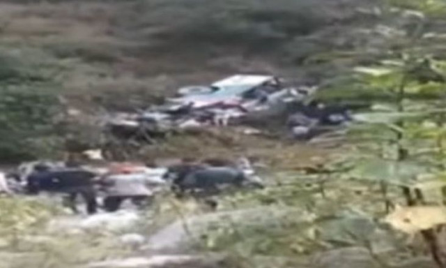 Ινδία: Τουλάχιστον 28 νεκροί από την πτώση λεωφορείου σε φαράγγι