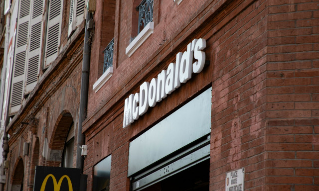 Παγκόσμια ανησυχία για τα Mc Donald's: Ένας θάνατος και δεκάδες ασθενείς από E. coli
