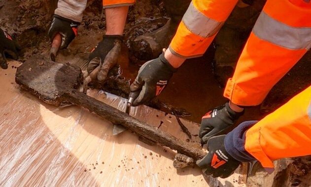Ηνωμένο Βασίλειο: Ξέθαψαν φτυάρι ηλικίας... 3.000 ετών – Ένα από τα παλαιότερα που έχουν βρεθεί ποτέ