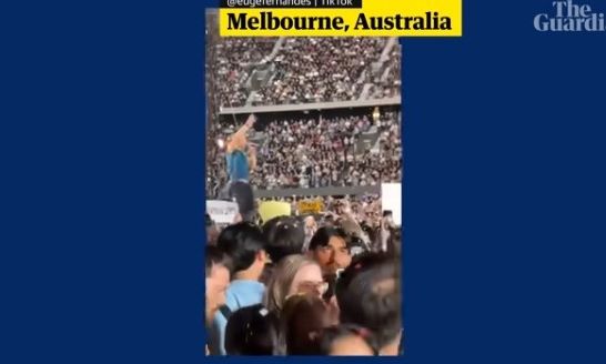 Coldplay: Ατύχημα επί σκηνής για τον Κρις Μάρτιν - «Δεν ήταν προγραμματισμένο αυτό»