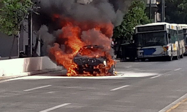 Γιατί παίρνουν φωτιά τα αυτοκίνητα εν κινήσει - Ειδικός εξηγεί στο Newsbomb.gr