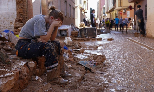 Βαλένθια: «Μετά από τρεις μέρες τη βρήκαμε ζωντανή» - Θαύματα ζωής στις λάσπες και τα συντρίμμια