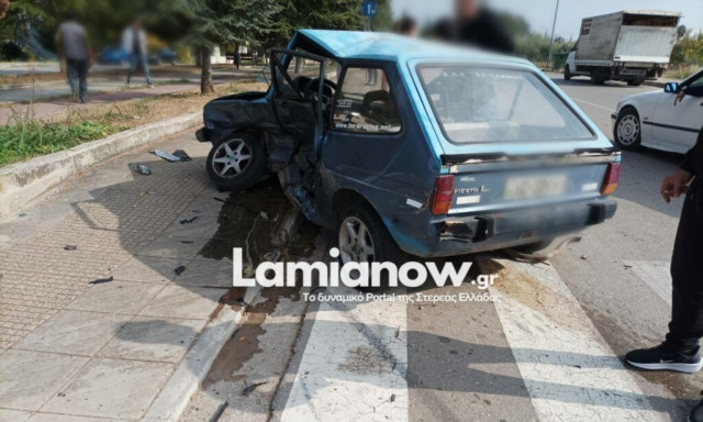Σοβαρό τροχαίο στη Λαμία: «Τσούγκρισαν» αυτοκίνητα σε... ποδηλατόδρομο - Απεγκλωβίστηκε 72χρονος