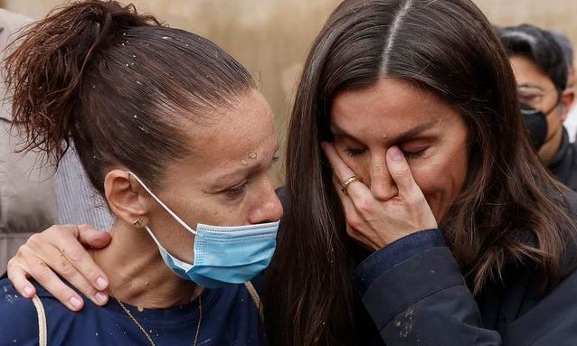 Βαλένθια: Η στιγμή που η βασίλισσα της Ισπανίας κλαίει στον ώμο πλημμυροπαθούς