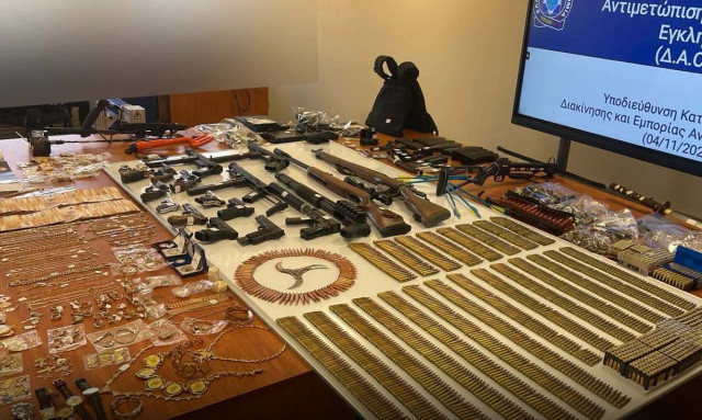 Δυτική Αττική: Έκρυβαν ολόκληρο οπλοστάσιο σε σπίτια και υπόγειους χώρους