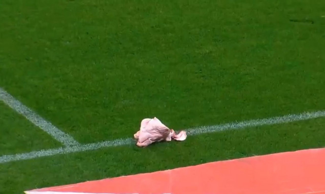 Ξέφυγαν οι οπαδοί - Πέταξαν γουρουνοκεφαλή σε ποδοσφαιριστή πριν εκτελέσει κόρνερ