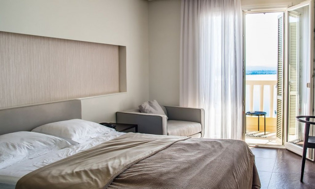 Κρήτη: Βρετανοί ταξιδιώτες καταγγέλλουν 5άστερο ξενοδοχείο – «Η καμαριέρα έπινε από το μπουκάλι μας»