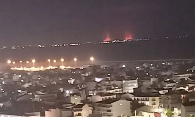 Αχαΐα: Διάσπαρτες εστίες στη φωτιά που καίει από χθες - Ενισχύθηκαν οι Πυροσβεστικές Δυνάμεις