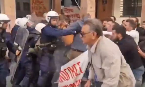 Επεισόδια με οικοδόμους και ΜΑΤ στην Πάτρα – Τα αιτήματα των εργαζομένων