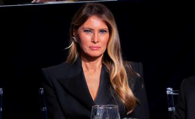 Εκλογές ΗΠΑ 2024: Η Μελάνια Τραμπ δείχνει τον γιο της να ψηφίζει