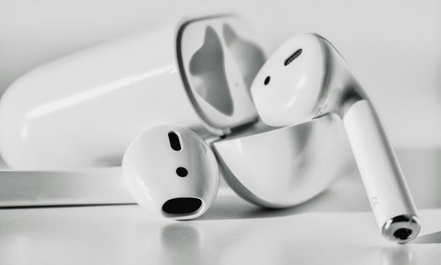 Ο λόγος για τον οποίο το ένα AirPod «πεθαίνει» πάντα πιο γρήγορα από το άλλο