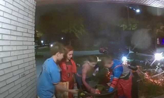 ΗΠΑ: Η τρυφερή χειρονομία παιδιών - Άφησαν γλυκά στην πόρτα του γείτονα τους για το Halloween